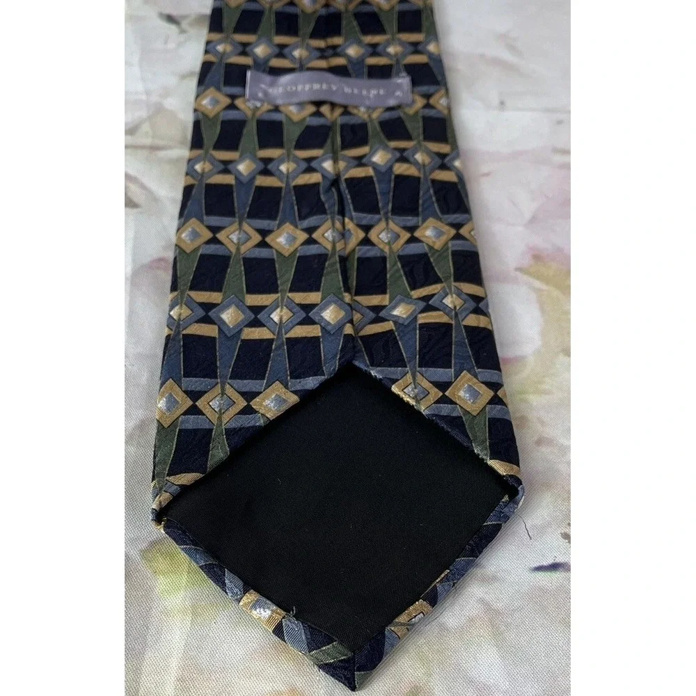 GEOFFREY BEENE 100% Silk Tie Necktie 57